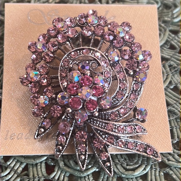 New gorgeous brooch with pink crystals. - Picture 2 of 5